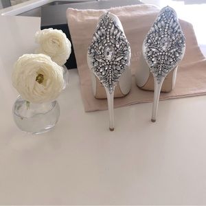 Badgley Mischka Kiara White Satin Platform Peep Toe Stiletto Heels Pumps Shoes.